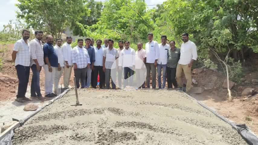 వెల్గటూరు: వెల్గటూర్ మండలం పాశిగామ గ్రామంలో నూతన సీసీ రోడ్డు నిర్మాణ పనులు ప్రారంభం