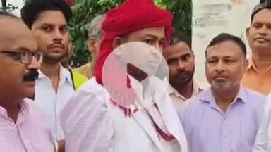 सुल्तानपुर: सुल्तानपुर में विद्यालय मर्जर के विरोध में शिक्षक संघ का प्रदर्शन, विधायक ताहिर खान को सौंपा ज्ञापन