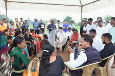 ओरमांझी: मेसरा स्थित बीआईटी और ग्रामीणों के बीच चल रहे भूमि अधिग्रहण विवाद को लेकर रांची सांसद ने ग्रामीणों से की मुलाकात