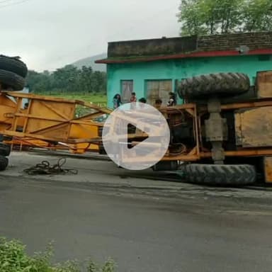 चांडिल: चौका गांव के पास गड्ढे में घुसा कंटेनर उठाने के दौरान हाइड्रा पलटा