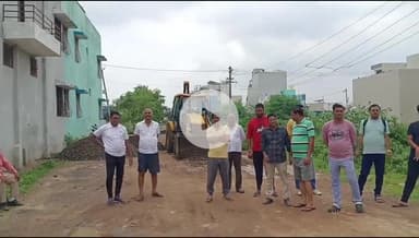 बांसवाड़ा: खबर का असर: तीरूपतिनगर में प्रशासन की बेरुखी ने बेटी का हाथ तोड़ा, स्कूटी हादसे में घायल मां-बेटी सड़क बना रहे स्थानीय लोग