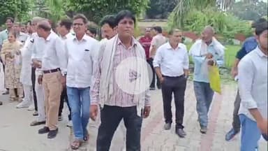 कोल: कांग्रेस यूपी अध्यक्ष पर दर्ज मुकदमे के विरोध में कलेक्ट्रेट पर कांग्रेसियों ने किया प्रदर्शन, डीएम को दिया ज्ञापन