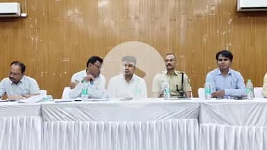 बिहार: सिपाही चयन परीक्षा को लेकर प्रभारी जिलाधिकारी ने टाउन हॉल में डंडा अधिकारियों को किया ब्रीफिंग