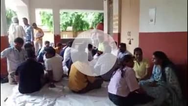 फिरोज़ाबाद: हापुड़ जिले में लेखपाल की मौत के विरोध में फ़िरोजाबाद सदर तहसील परिसर में लेखपाल संघ के बैनर तले धरना प्रदर्शन किया गया