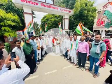 सुल्तानपुर: कांग्रेस प्रदेश अध्यक्ष अजय राय पर बनारस में मुकदमा दर्ज होने से नाराज कांग्रेस नेताओं ने कलेक्ट्रेट में किया प्रदर्शन