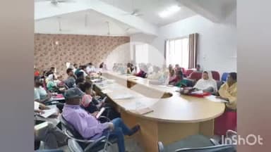 सिसई: सिसई प्रखंड कार्यालय में निर्वाचक निबंधन पदाधिकारी ने बीएलओ व पर्यवेक्षक को दिया एक दिवसीय प्रशिक्षण