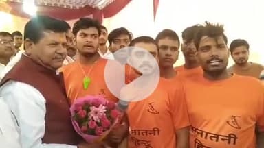 सीतापुर: श्यामनाथ मंदिर में नगर विकास राज्य मंत्री राकेश राठौर ने कावड़ियों का जोरदार स्वागत किया, अपने हाथों से की पुष्प वर्षा