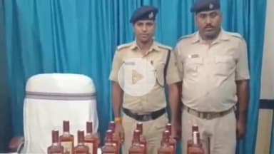 कोडरमा: राजगीर स्पेशल ट्रेन में चेकिंग के दौरान आरपीएफ कोडरमा ने संदिग्ध बैग से शराब बरामद की