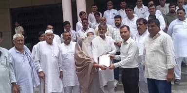 बागपत: सरूरपुर कलां की ग्राम प्रधान ने अंतरिम आदेश को तत्काल प्रभाव से निरस्त करने के लिए कलेक्ट्रेट पहुंचकर सौंपा ज्ञापन
