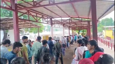 मऊगंज: देवतालाब के प्रसिद्ध शिव मंदिर में सावन के पहले सोमवार को 50 हजार से ज्यादा भक्तों ने किया जलाभिषेक