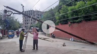 जौनपुर: डीएम आवास के सामने जर्जर पोल बारिश में गिरा, बड़ी दुर्घटना टल गई