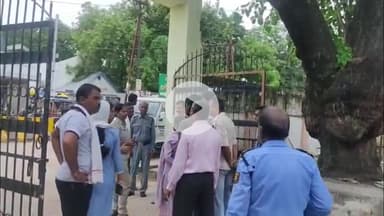 कन्या महाविद्यालय के सामने अस्थाई दुकानों पर महिला थाना प्रभारी एवं निगम के अतिक्रमण दस्ते की सख्ती