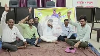 करछना: करछना में लेखपाल संघ ने हापुड़ में लेखपाल की खुदकुशी मामले को लेकर किया धरना प्रदर्शन