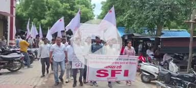सुल्तानपुर: प्राथमिक विद्यालयों के संबद्धीकरण के विरोध में SFI ने किया प्रदर्शन, जिलाधिकारी कार्यालय पहुंचकर सौंपा ज्ञापन