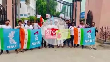 उड़ीसा में छात्रा द्वारा आत्मदाह करने पर विद्यापीठ गेट पर NSUI के कार्यकर्ताओं ने किया विरोध प्रदर्शन