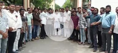 आरंग: आरंग विधानसभा क्षेत्र के विधायक के काफिले पर हमले के विरोध में रायपुर कलेक्ट्रेट में सतनामी समाज ने किया प्रदर्शन