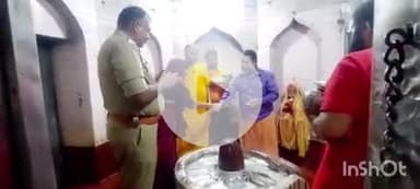 बहराइच: श्रावण माह के प्रथम सोमवार को डीएम व एसपी ने पौराणिक सिद्धनाथ मंदिर पहुंचकर विधि-विधान के साथ किया जलाभिषेक