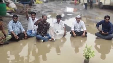 पचोर: पचोर मंडी गेट के सामने खराब सड़क और गड्ढों को लेकर कांग्रेस ने किया प्रदर्शन, गड्ढों में रोप पौधे