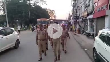 रामपुर: ASP अतुल श्रीवास्तव ने थाना से सिविल लाइन क्षेत्र के भीड़भाड़ वाले इलाके में फ्लैग मार्च कर शांति व्यवस्था की अपील की