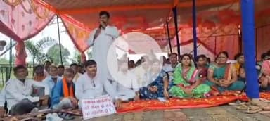 पांकी: हक, अधिकार व मानदेय को लेकर त्रिस्तरीय पंचायत प्रतिनिधि गोलबंद, पांकी प्रखंड कार्यालय के समक्ष दिया धरना