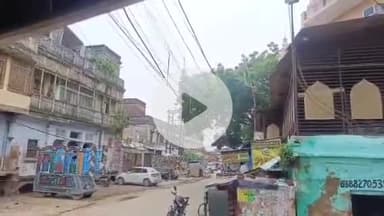 सीतापुर: रम्पा टॉकीज के पास बिजली के जर्जर तारों में अचानक इस्पार्किंग से मचा हड़कंप, दिखा आतिशबाजी जैसा माहौल