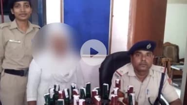 मोतिहारी: बापूधाम मोतिहारी रेलवे सुरक्षा बल ने सप्तक्रांति एक्सप्रेस से 22 बोतल शराब के साथ एक महिला को गिरफ्तार किया