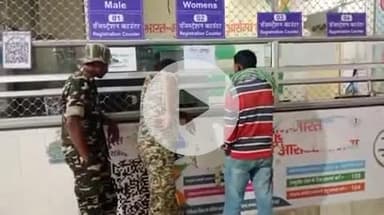 गुमला: बैंक ऑफ़ इंडिया टोटो के पास बैल के हमले में घायल बाइक सवार युवक को पुलिस ने पहुंचाया अस्पताल