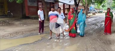 जौनपुर: रामेश्वरम धाम मार्ग पर जमे गंदे पानी से लोगों का आक्रोश भड़का