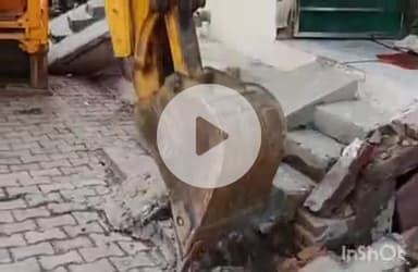 एत्मादपुर: नारायच सुमित नगर में अतिक्रमण हटाने पहुंची नगर निगम की टीम का स्थानीय लोगों ने किया विरोध