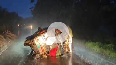 बेगूसराय: बासुदेवपुर के पास ई-रिक्शा पलटा, विधायक कुंदन कुमार ने दिखाई मानवता