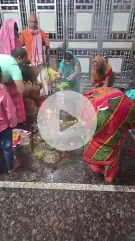 सावन मास के पहिले सोमवारी को बाबा भोलेनाथ को गंगाजल और फूल बेलपत्र अर्पित करते हुए भक्त गन शिव मंदिर बरी साँख धाम