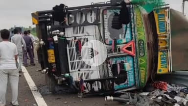 सीतामऊ: लसूडिया गांव के पास दिल्ली-मुंबई एक्सप्रेसवे पर स्टेरिंग फेल होने से टमाटर से भरा ट्रक पलटा