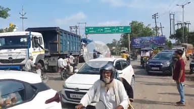 रामपुर: बरेली गेट के पास लगा भीषण जाम, आधे घंटे की कड़ी मशक्कत के बाद यातायात के अफसरों व कर्मचारियों ने खुलवाया जाम