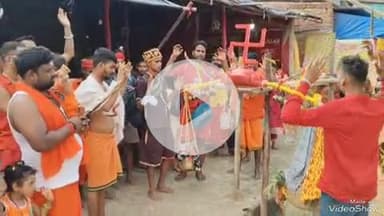 देवघर: मनोकामना पूरी होने पर कांवड़ में गंगाजल और बेटे को रखकर 110 किमी पैदल चलकर बाबा बैद्यनाथ धाम पहुंचा भक्त