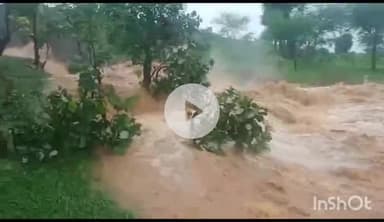 गुना: डोंगरी गांव में तालाब फूटने पर मौके पर पहुंची एसडीएम और सीईओ ने लिया स्थिति का जायजा