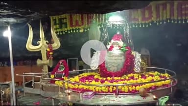 बांसवाड़ा: शहर के मदारेश्वर महादेव मंदिर में श्रावण मास पर श्रद्धालुओं ने किए भजन कीर्तन और दर्शन