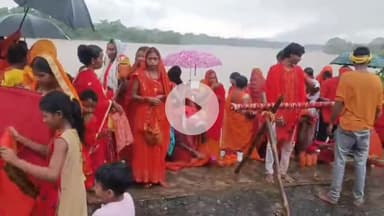 सिमडेगा: सावन की पहली सोमवारी पर गोसाईंटोली शिवालय में जलाभिषेक करने के लिए उमड़े श्रद्धालु