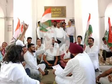 बीसलपुर: पीलीभीत में कांग्रेस के प्रदेश अध्यक्ष पर दर्ज मुकदमे को लेकर कार्यकर्ताओं ने कलेक्ट्रेट में किया विरोध प्रदर्शन