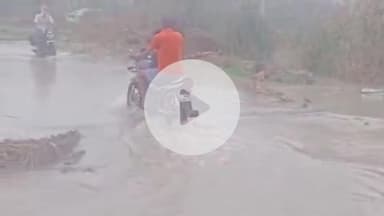 बारां: शहर में लगातार बारिश के चलते नाकोड़ा एन्क्लेव की सड़क बनी दरिया, स्कूली बच्चे और वाहन चालक परेशान