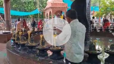 लाडपुरा: सावन के पहले सोमवार को बारिश के बीच शहर के शिवालयों में भक्तों की भारी भीड़ उमड़ी