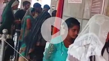 सुल्तानपुर: सावन माह के पहले सोमवार को बेलवाई के भुनेश्वर नाथ महादेव मंदिर में जलाभिषेक के लिए उमड़ी श्रद्धालुओं की भीड़