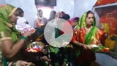 बिहार: भैसासुर मनोकामना शिव मंदिर में पहली सोमवारी पर शिव भक्तों की भारी भीड़, महिलाओं और पुरुषों ने किया जलाभिषेक
