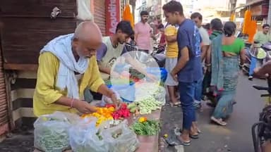 बेगूसराय: बेगूसराय में सावन की पहली सोमवारी पर शिव भक्तों में दिखा उत्साह, सुबह से मंदिर पहुंच रहे श्रद्धालु
