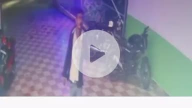 गुमला: कॉकटेल बार के बाहर से बुलेट चोरी, सीसीटीवी में कैद हुई घटना