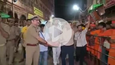 सावन के पहले सोमवार को श्री काशी विश्वनाथ धाम में श्रद्धालुओं पर पुलिस कमिश्नर और डीएम ने किया पुष्पवर्षा