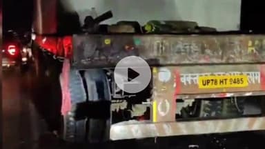 तरबगंज: नवाबगंज के थाना चौराहे के समीप अनियंत्रित होकर बाइक सड़क किनारे खड़े कंटेनर में पीछे से घुसी, बाइक चालक की हुई मौत