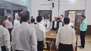 बहराइच: जिला बार एसोसिएशन सभागार में अधिवक्ता के निधन पर आयोजित शोकसभा में अधिवक्ताओं ने अर्पित की भावभीनी श्रद्धांजलि