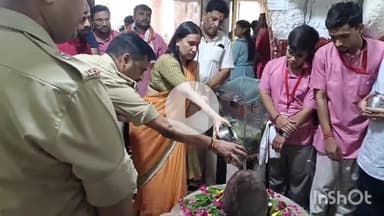 बरेली: बरेली के धोपेश्वर नाथ मंदिर और त्रिवेंटी नाथ मंदिर में डीआईजी रेंज बरेली और कमिश्नर सौम्या अग्रवाल पहुंचे, दी जानकारी