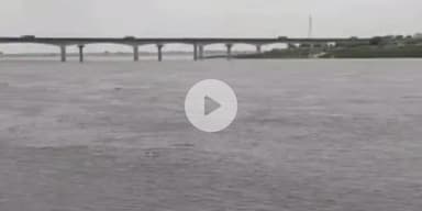 कालपी: बांधों से छोड़े गए पानी के बाद कालपी में बढ़ा यमुना नदी का जलस्तर, जिला प्रशासन ने बताया- अभी नहीं है बाढ़ जैसे हालात