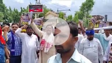 बिहार: डुमरावां में हुए दोहरे हत्याकांड के मुख्य आरोपी की गिरफ्तारी की मांग को लेकर ज़िला समाहरणालय पर किया गया प्रदर्शन